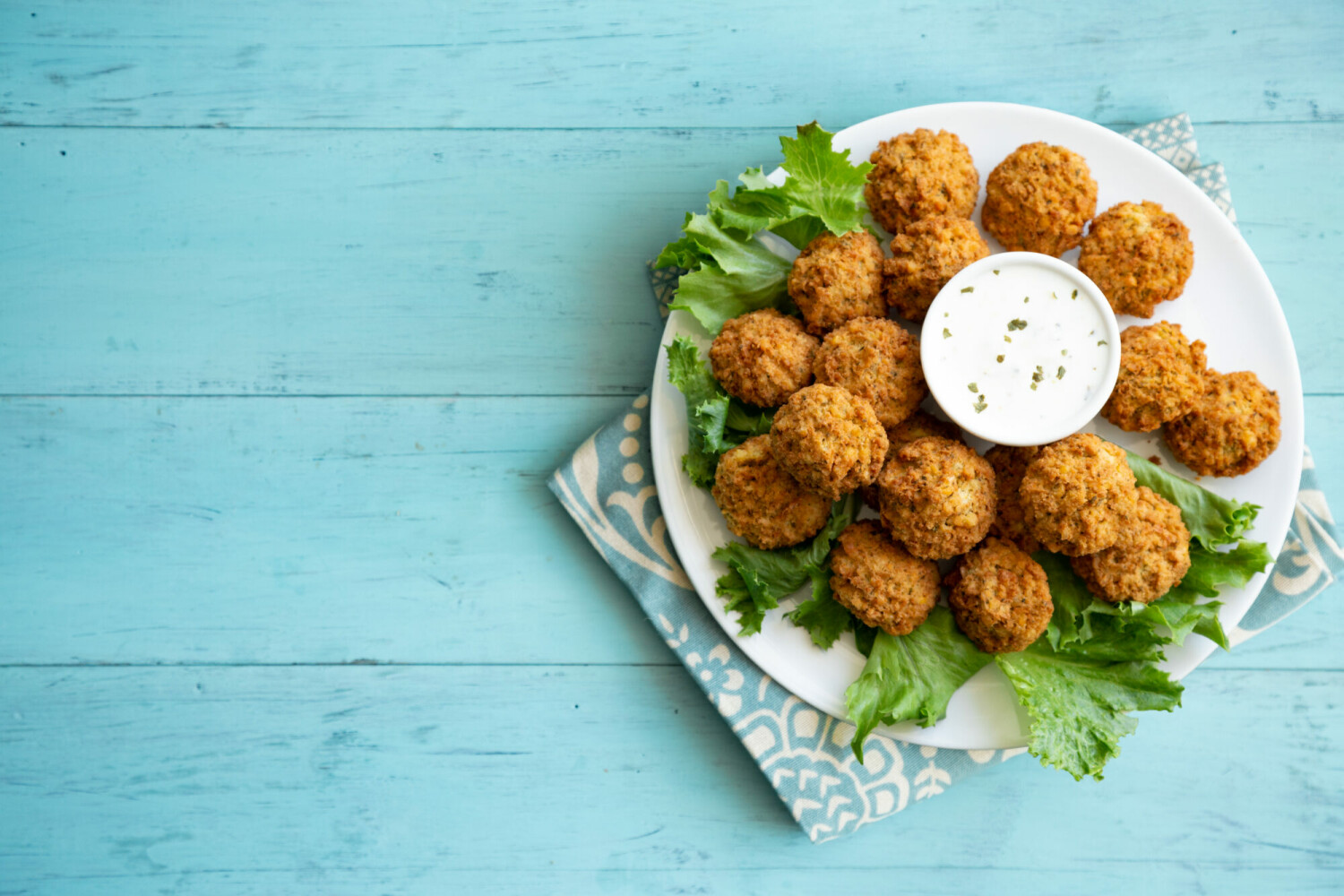 Käse-Haselnuss-Kroketten mit Guacamole und Koriander